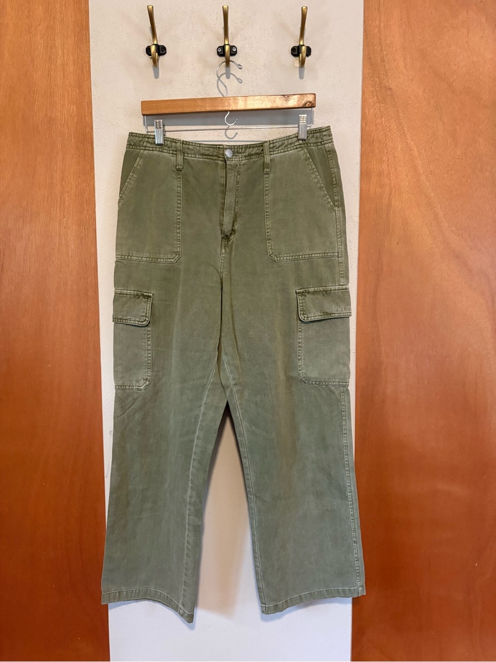 Velvet Heart Olive Cargo Pants - Classic Utility Style, size 31